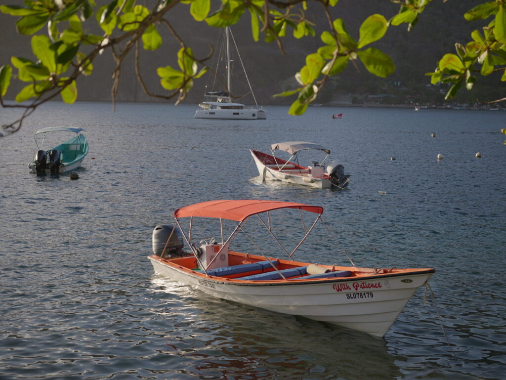 barque typique dans un décor caribéen. Village de la Soufrière à Sainte Lucie