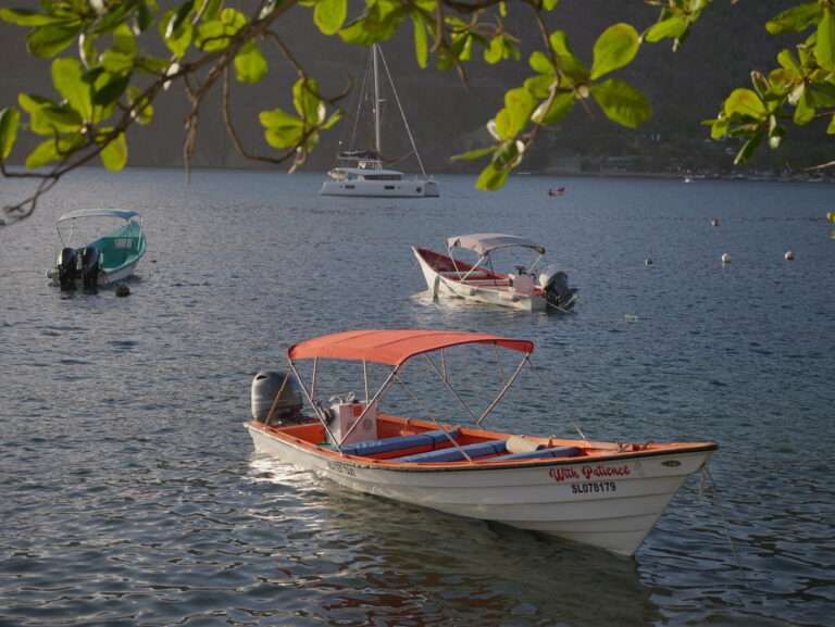 barque typique dans un décor caribéen. Village de la Soufrière à Sainte Lucie