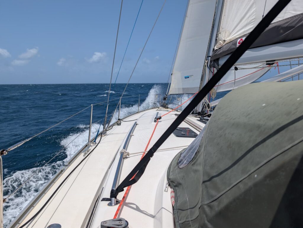 navigation à la voile, vu sur le pont pendant une croisière aux caraibes