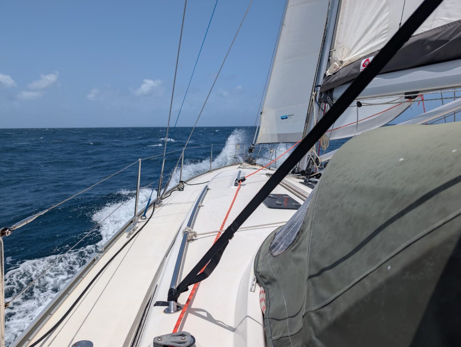 navigation à la voile, vu sur le pont pendant une croisière aux caraibes